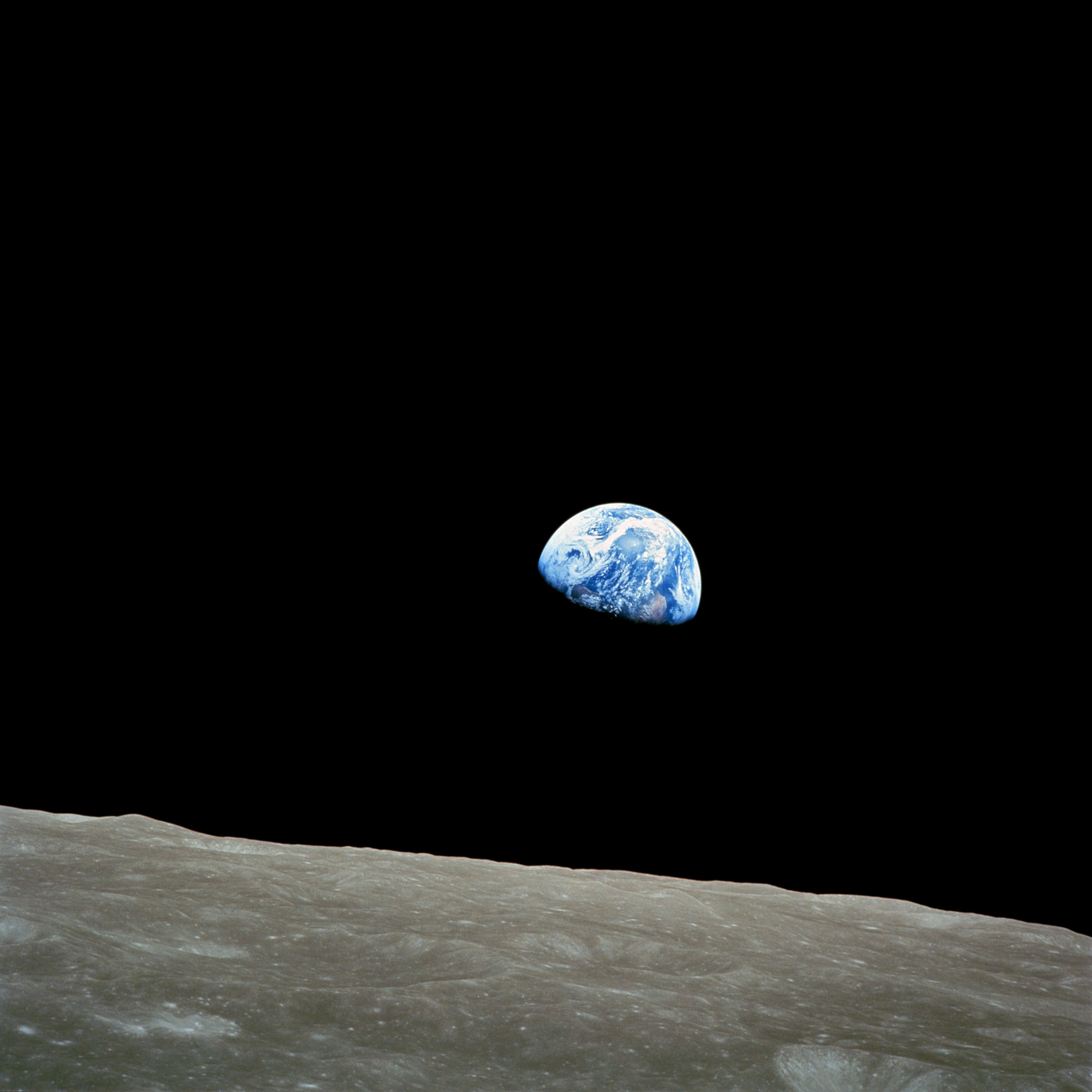 Earthrise — a Terra surgindo sobre o horizonte lunar, fotografada por William Anders durante a missão Apollo 8, em 24 de dezembro de 1968. Foi esta a imagem que Stuhlinger anexou à sua carta. (NASA)
